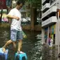 Potret orang enggak mau basah saat banjir ini kocak (sumber: 1cak.com)