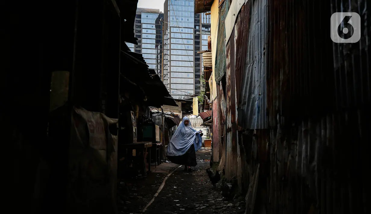 Warga Pancoran Buntu usai Sholat Id diantara reruntuhan akibat penggusuran rumah merka di, Pancoran Buntu II, Jakarta Selatan. Kamis (13/5/2021). Mayoritas umat Muslim di Indonesia melaksanakan Sholat Id sesuai dengan ketetapan pemerintah pada Rabu (13/5/2021). (Liputan6.com/Johan Tallo)