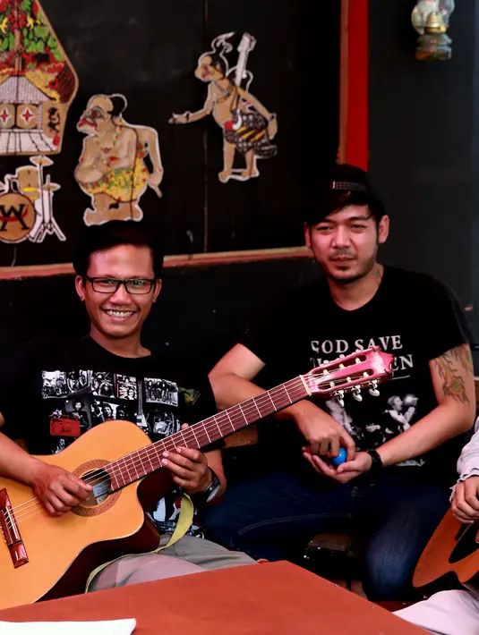 'Untuk mencapai 40 ribu, kita diem-diem ngamen di bis dari Ciledug, Blok M. Dua kali balik, kalau udah 40 ribu kita berhenti trus buat latihan,' lanjutnya. (Wimbarsana Kewas/Bintang.com)