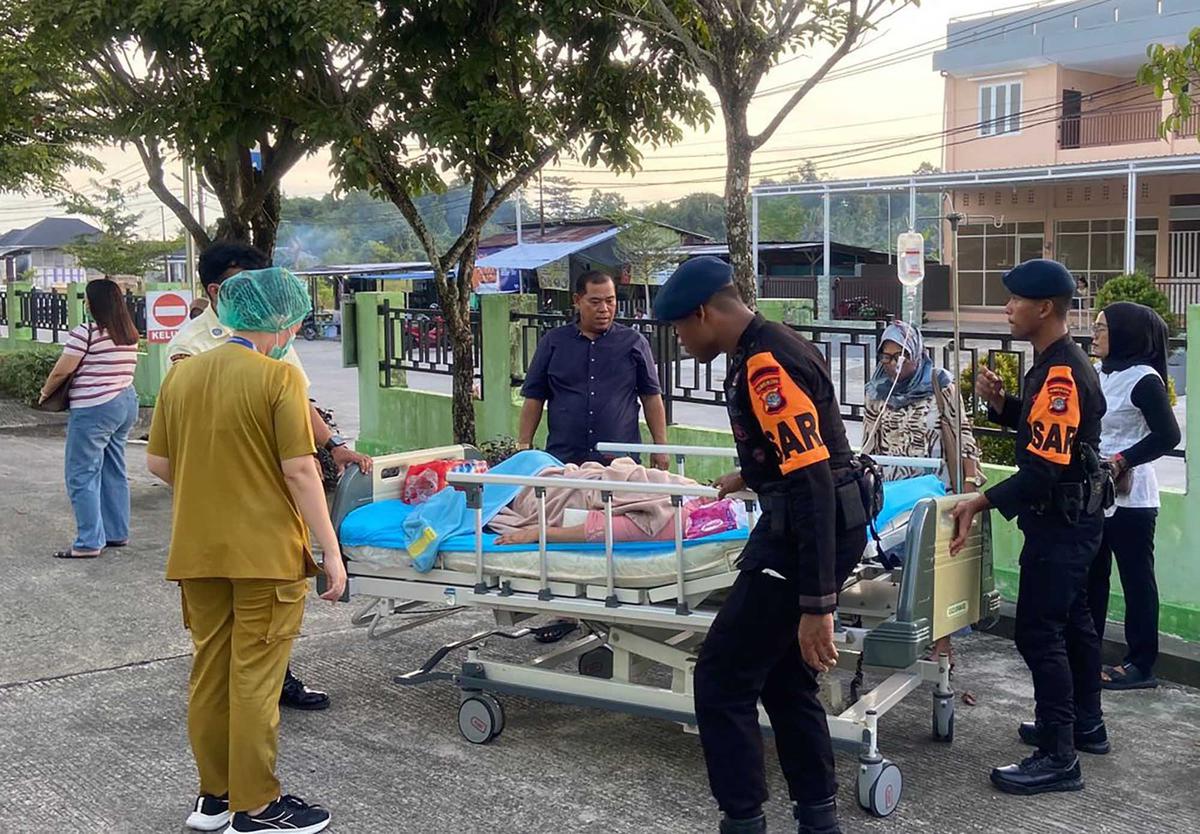 FOTO: Evakuasi Pasien Rumah Sakit Saat Gempa Mengguncang Kota Tarakan