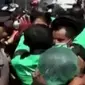 Unjuk rasa ratusan pengemudi Gojek di Surabaya berlangsung ricuh.