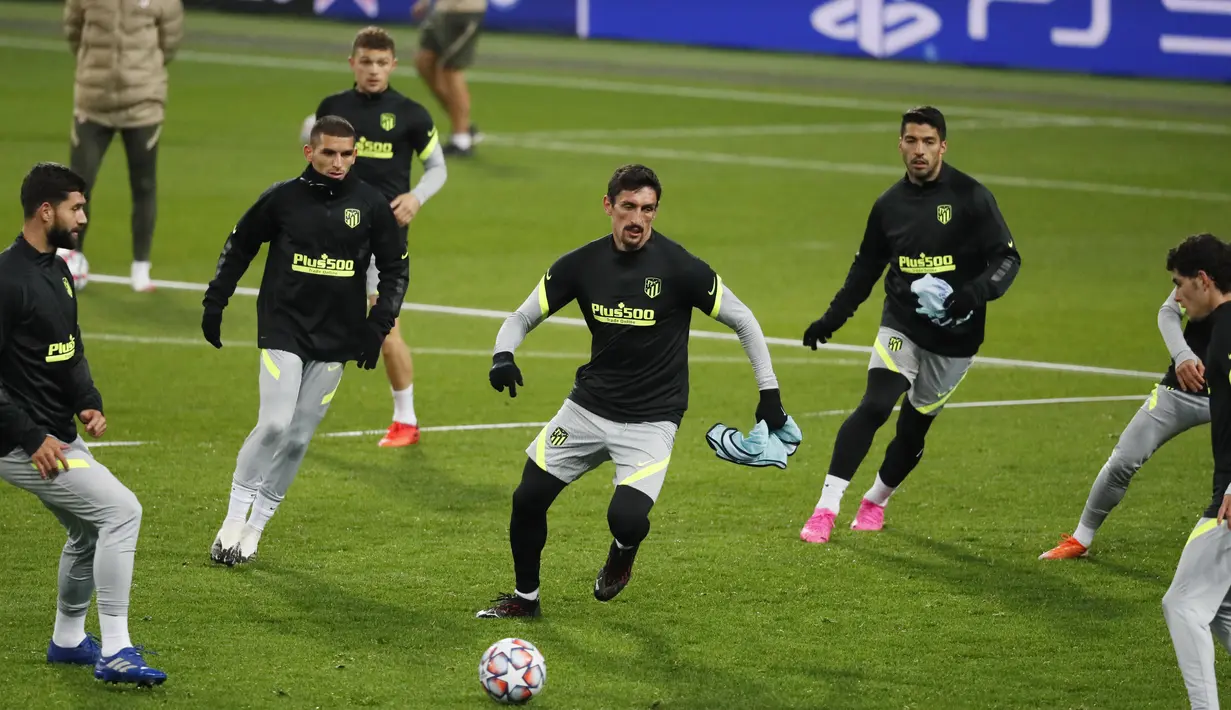 Para pemain Atletico Madrid saat mengikuti sesi latihan tim di Moskow, Rusia, Senin (2/11/2020). Atletico Madrid akan bertanding melawan Lokomotiv Moscow pada grup A Liga Champions di Stadion RZD Arena. (Yuri Kochetkov/Pool via AP)