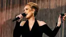 <p>Pesona Adele sebagai bussinesswoman terlihat jelas dengan gaun ini. Mengenakan sabrina halter neck gown dengan belt emas. [instagram/adele]</p>