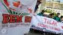 BEM Seluruh Indonesia membawa spanduk saat menggelar aksi penolakan reklamasi Teluk Jakarta di Car Free Day (CFD), Bundaran HI, Minggu (11/9). Mereka menolak reklamasi Pulau G di Pantai Utara Jakarta untuk dilanjutkan. (Liputan6.com/Faizal Fanani)