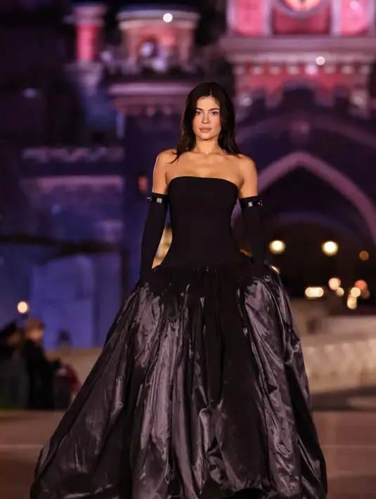 <p>Kylie Jenner gebrak panggung Paris Fashion Week dengan menjelm jadi disney princess [@kyliejenner]</p>