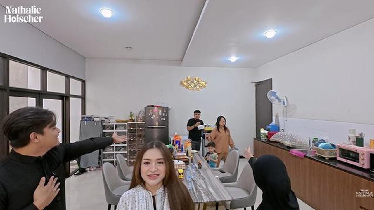 6 Potret Ruang Makan dan Dapur Rumah Nathalie Holscher, Desain Minimalis Elegan