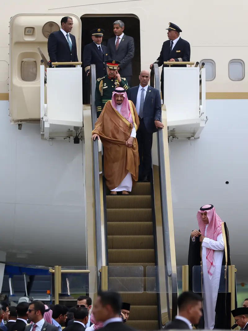 Raja Salman Tiba di Bandara Halim Perdanakusuma
