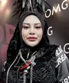 Aurel Hermansyah jadi salah satu pengisi acara untuk sesi Artwear Carnival bersama brand OMG. Aurel pun panen pujian. Aurel mengenakan baju hitam dengan paduan material beludru disertai headpiece bulu yang menambah keunikan gaya. [Foto: Instagram/ Aurel]