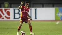 Gelandang Bhayangkara FC, Evan Dimas, menggiring bola saat melawan Bali United pada laga Liga 1 Indonesia di Stadion Patriot, Bekasi, Jumat (29/9/2017). Bhayangkara menang 3-2 atas Bali. (Bola.com/Vitalis Yogi Trisna)