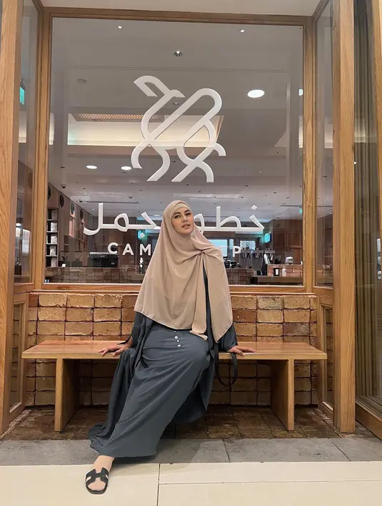 Bosan dengan tampilan serba hitam? Coba padukan gamis hitam dengan hijab syar’i warna khaki seperti Paula Verhoeven ini. @paula_verhoeven.