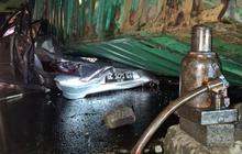 Truk Kontainer Banting Setir, Timpa Mobil di Pangkep, 3 Tewas