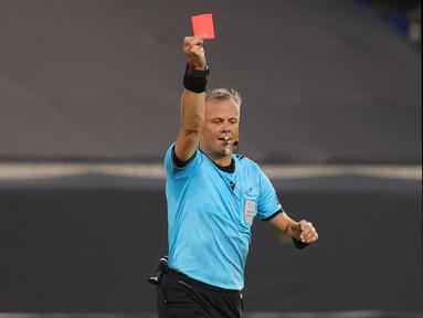 Setiap wasit tentunya penuh pertimbangan ketika akan mengeluarkan kartu merah saat akan menghukum seseorang. Tapi ketika pemain sudah bermain kasar wasit pun harus tegas untuk mengeluarkan pemain tersebut. (AFP/Pool/Friedemann Vogel )