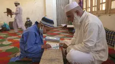 Seorang anak belajar Al-Quran selama bulan suci Ramadan di Jammu Kashmir Al Fallah Yateem Trust, Srinagar, India, Kamis (7/5/2020). Para ulama dan otoritas agama setempat mendesak warga untuk beribadah di rumah untuk mencegah penyebaran virus corona COVID-19. (AP Photo/Dar Yasin)