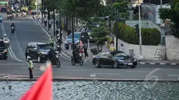 Sejumlah petugas terlihat berjaga saat iring-iringan kendaraan delegasi Konferensi Asia Afrika melintasi kawasan Bundaran HI, Jakarta, Selasa (22/4/2015). (Liputan6.com/Faizal Fanani)