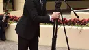 Tingkah Pembawa acara Golden Globe Awards ke-74, Jimmy Fallon saat berpose di karpet merah jelang penanugerahan Golden Globe Awards ke-74 di Beverly Hilton, Beverly Hills, (4/1). (Chris Pizzello/Invision/AP)