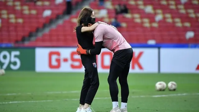 Madam Pang Bersama dengan Kiper Timnas, Kawin Thamsatchanan.