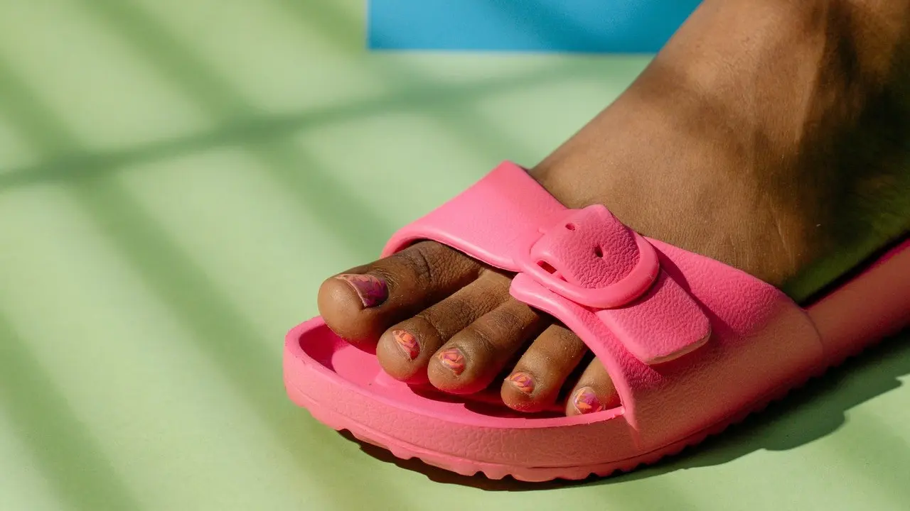 Ilustrasi sepatu sandal jenis slides