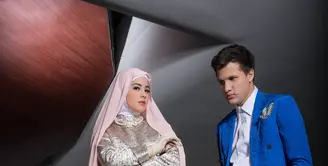Risty Tagor; Hijab & dress by laricaboutique IG @laricaboutique, sarung tangan by Normamoi IG @normahauri, kalung by number9 IG @nubernineonline. Stuart Collin:  blazer by Yudhistira IG @yudhistira_tyra. Make up by Devrio. (M. Akrom Sukarya/Bintang.com)