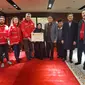 KBRI Istanbul memfasilitasi diaspora Indonesia untuk menyerahkan bantuan untuk korban gempa Turki ke Bulan Sabit Merah. (Dokumentasi KBRI Istanbul).