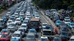 Kendaraan terjebak kemacetan di kawasan MH Thamrin, Jakarta, Kamis (4/6/2015). Data dari BPS menyebutkan, saat ini kecepatan rata-rata berkendara di Jakarta pada pagi hari di hari kerja hanya berkisar 5 km per jam. (Liputan6.com/Faizal Fanani)
