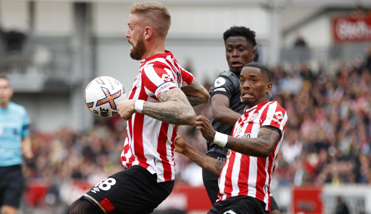 Ivan Toney. Striker Inggris berusia 26 tahun yang sejak awal musim 2020/2021 memperkuat Brentford ini berpeluang tampil di ajang Piala Dunia pertamanya di Qatar 2022 nanti. Ketajamannya mampu membawa Brentford promosi ke Premier League di musim pertamanya dan sukses menjadi top skor Championship. Musim ini ia telah mencetak 5 gol dari 7 laga awal di Liga Inggris 2022/2023. Saat ini ia belum memiliki caps bersama Timnas Inggris meskipun masuk dalam skuad Three Lions di ajang UEFA Nations League 2022 dan hanya duduk di bangku cadangan saat Inggris bermain imbang 3-3 melawan Jerman (26/9/2022). (AP/David Cliff)
