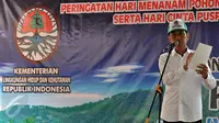 Presiden Jokowi  memberi kata sambutan pada acara peringatan Hari Menanam Pohon Indonesia dan Bulan Menanam Pohon Nasional di Tahura Sultan Adam, Kalsel, Kamis (26/11). (Liputan6.com/Johan Tallo)