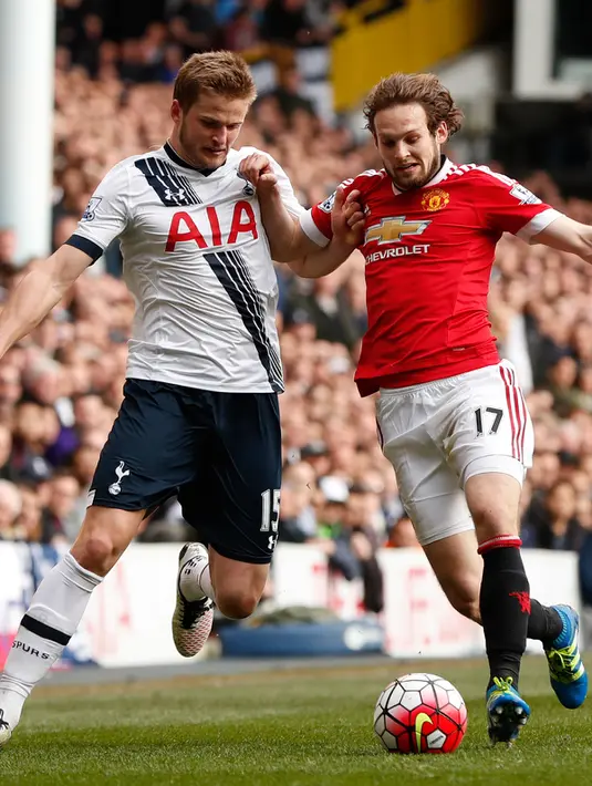 Gelandang Manchester United, Daley Blind (kanan) berusaha membawa bola dari kawalan bek Tottenham, Eric Dier pada lanjutan liga Inggris di stadion White Hart Lane, London, (10/4). Tottenham menang telak atas MU dengan skor 3-0. (Reuters/John Sibley)