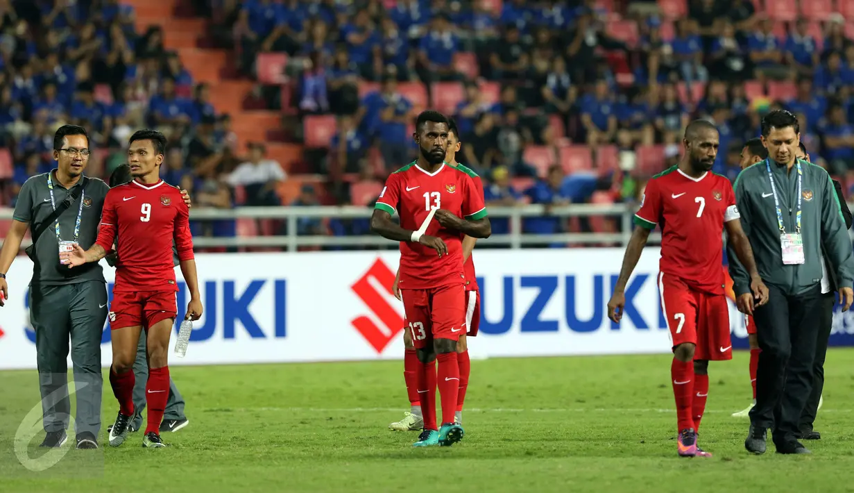Pemain Timnas Indonesia berjalan lesu usai dikalahkan Thailand di final kedua Piala AFF 2016 di National Stadium Rajamangala, Bangkok, Sabtu (17/12). Indonesia kalah 2-0 dan harus puas menjadi runner up. (Liputan6.com/Helmi Fithriansyah)