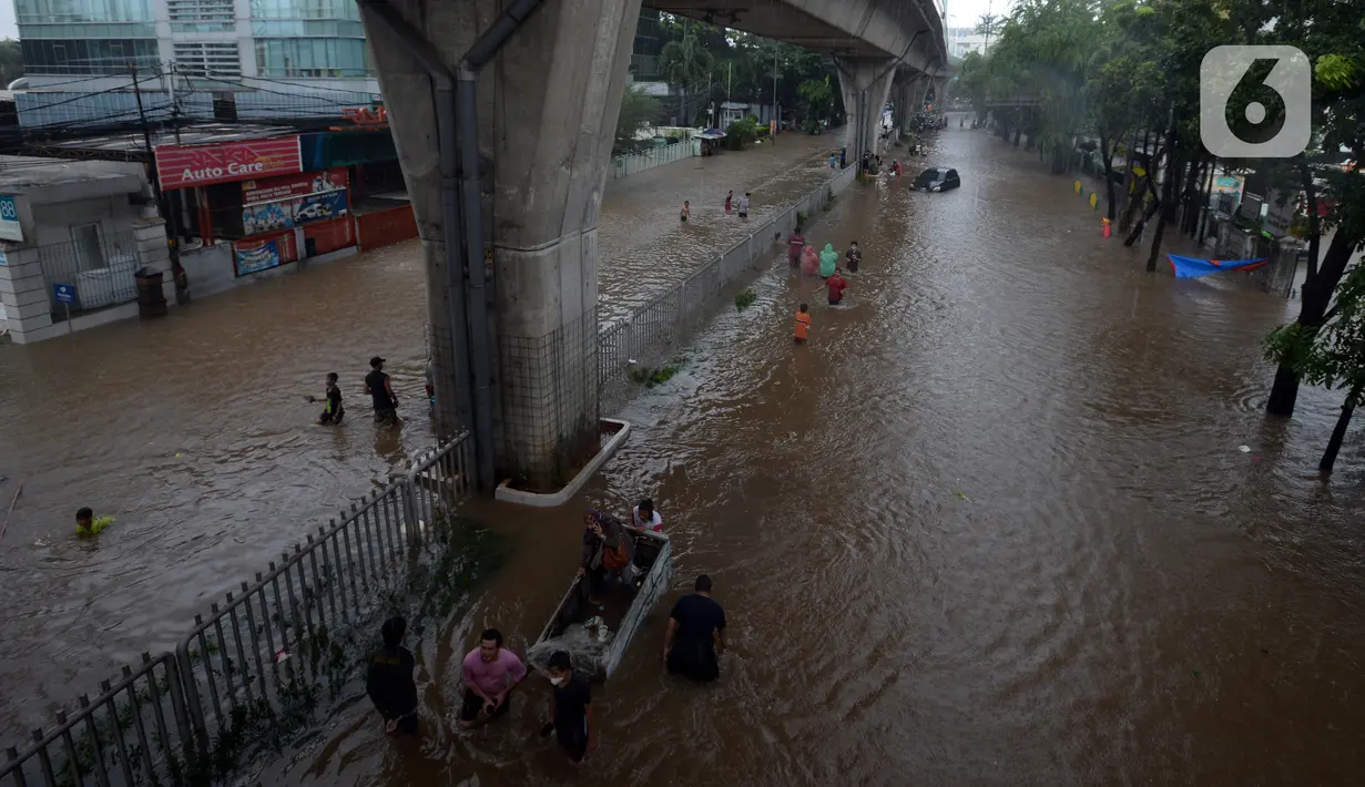 Suasana Jalan Kapten Tendean yang terendam banjir, Jakarta, Sabtu (20/2/2021). Banjir yang disebabkan curah hujan tinggi memutus akses lalu lintas di Jalan Kapten Tendean. (merdeka.com/Imam Buhori)