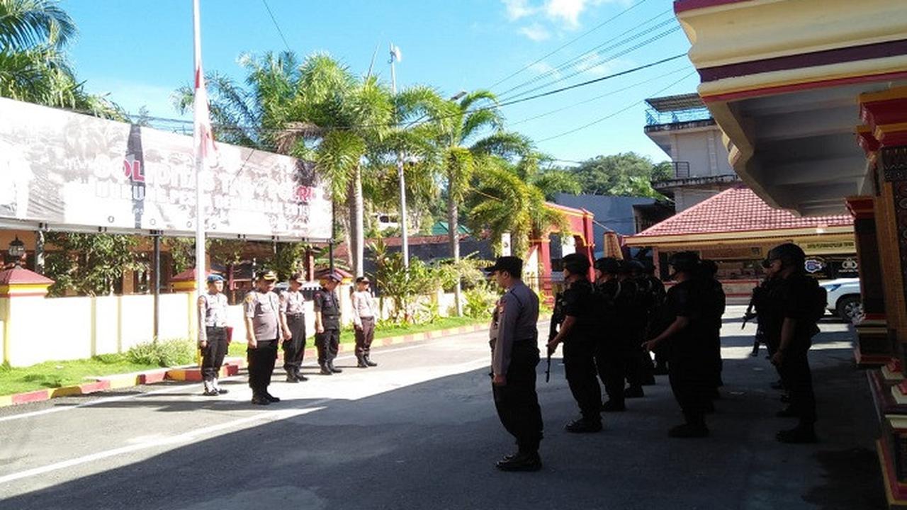 Bendera setengah tiang untuk Ipda Paulus Kenden, tewas dalam kecelakaan saat pengamanan pemilu (Polda Susel/istimewa)