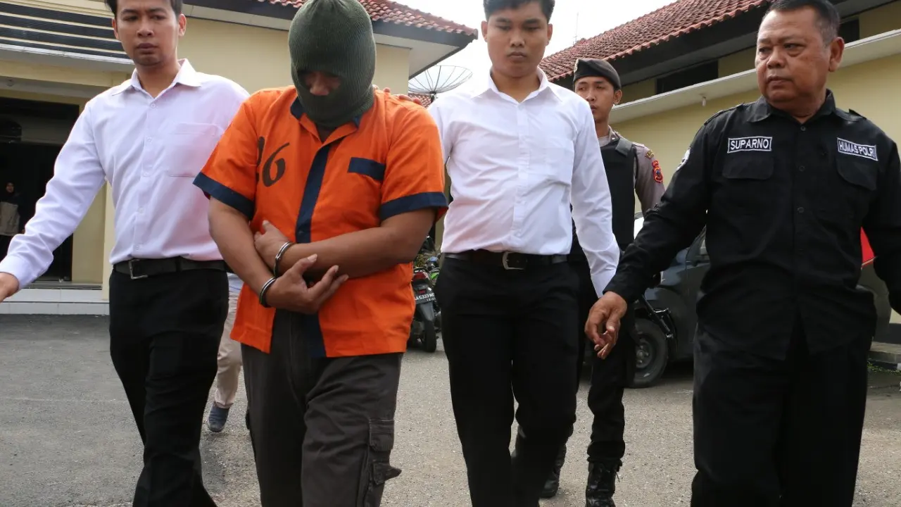 Tersangka pencabulan anak di bawah umur, HS (53) alias Kanjeng Sultan ditahan di Polres Kebumen. (Foto: Liputan6.com/Polres Kebumen/Muhamad Ridlo)