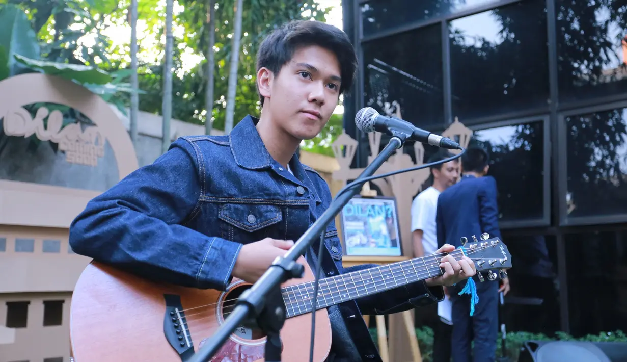 Sekitar setahun mecari tokoh yang pas dalam film Dilan. Meski sempat gonta-ganti pemain untuk mencari karakter yang sesuai dengan Dilan. Hal itu diuangkapkan oleh sutradara Fajar Bustomi. Hingga akhirnya terpilih Iqbaal. (Adrian Putra/Bintang.com)