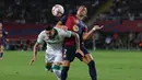Barcelona mendominasi jalannya pertandingan sejak awal menit pertama pertandingan. (LLUIS GENE/AFP)