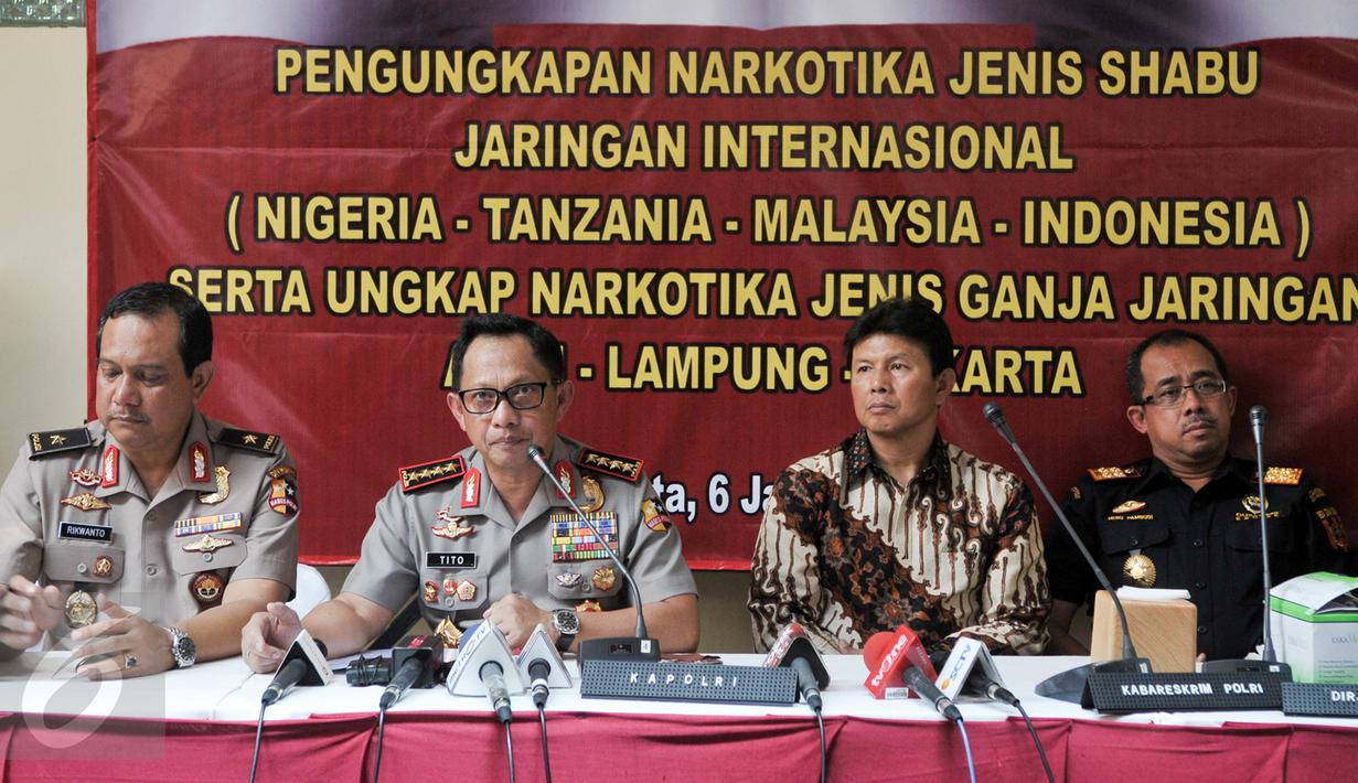 Kapolri Jenderal Pol Tito Karnavian menggelar jumpa pers di RS Polri, Jakarta Timur, Jumat (6/1). Dittipidnarkoba Bareskrim bersama Bea Cukai membongkar sindikat narkoba jaringan internasional penyelundup 610 gram sabu. (Liputan6.com/Yoppy Renato)