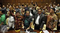 Anggota DPR Lintas Fraksi mendeklarasikan untuk menyelamatkan Kehormatan DPR, meminta Setya Novanto Turun Dari Jabatannya, Jakarta, Selasa (15/12). Aksi dilakukan karena keprihatinan sidang MKD terkait Kasus Setya Novanto. (Liputan6.com/Johan Tallo)