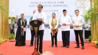 Presiden Joko Widodo atau Jokowi memberi sambutan saat meresmikan Halal Park di Kompleks Gelora Bung Karno (GBK), Senayan, Jakarta, Selasa (16/4). Jokowi mengungkapkan, Halal Park nantinya akan memiliki luas 21 ribu meter persegi. (Liputan6.com/Angga Yuniar)