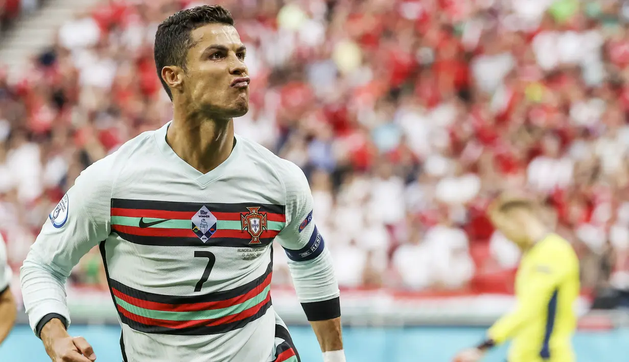 Striker Timnas Portugal, Cristiano Ronaldo, melakukan selebrasi usai mencetak gol ke gawang Hungaria pada laga fase grup F Euro 2020 (Euro 2021) di Stadion Puskas Arena. Gol tersebut juga menjadikan CR7 sebagai top skor sepanjang masa di ajang tersebut. (Bernadett Szabo/Pool via AP)
