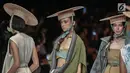 Model memperagakan busana rancangan HUMBANG SHIBORI x PURANA saat Jakarta Fashion Week 2019 di Senayan City, Jakarta, Kamis (25/10). Tenun ikat Humbang Shibori merupakan kerajinan kriya yang dibuat dengan metode ikat celup. (Liputan6.com/Faizal Fanani)