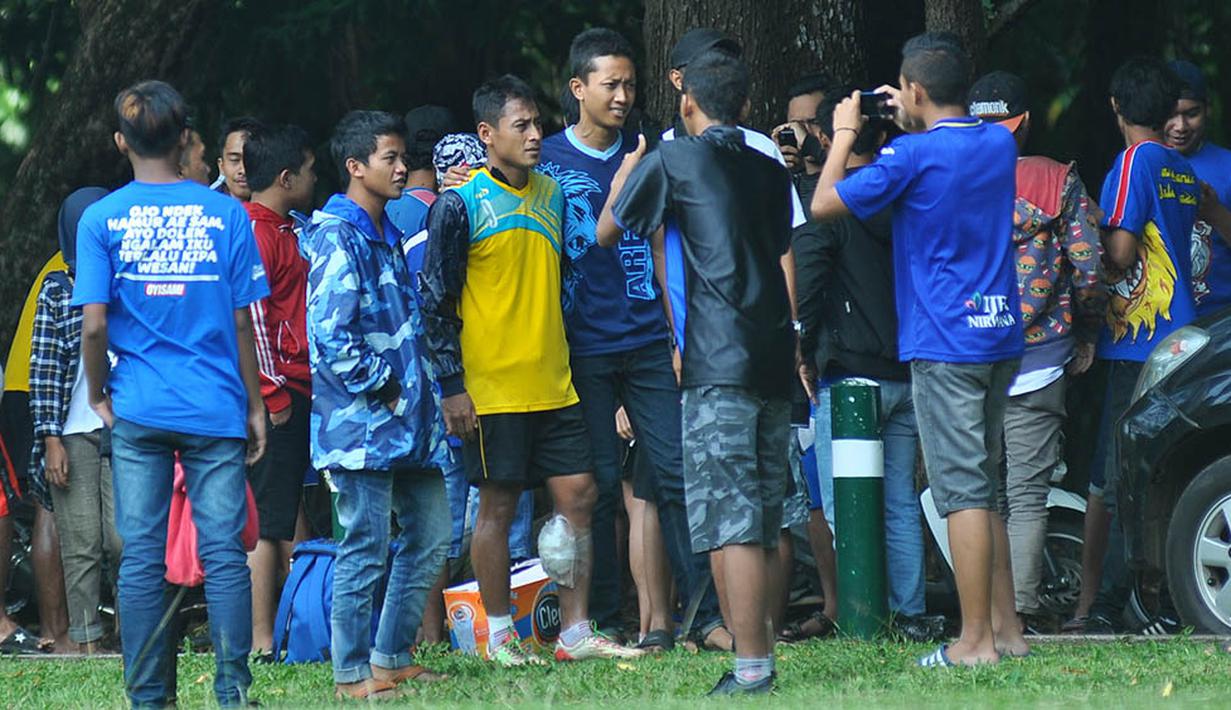 Penyerang Arema Cronus, Samsul Arif dikerubuti Aremania usai menjalani latihan di kawasan wisata Kebun Raya Purwodadi. (Bola.com/Kevin Setiawan)