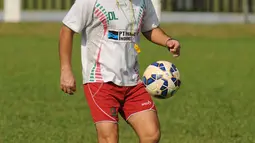 Pelatih Persipura, Oswaldo Lessa terlihat begitu piawai bola di sela-sela latihan di Lapangan C Senayan, Jakarta, (5/5/2015). Latihan tersebut merupakan persiapan jelang AFC 2015 di Bengaluru, India, 12 Mei mendatang. (Liputan6.com/Helmi Fithriansyah)