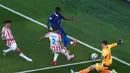 Pemain Prancis Ousmane Dembele mencoba mencetak gol melawan Paraguay saat pertandingan sepak bola babak 16 besar Piala Dunia di Philadelphia, Sabtu (04/07/2026). (AP Photo/Matt Rourke)