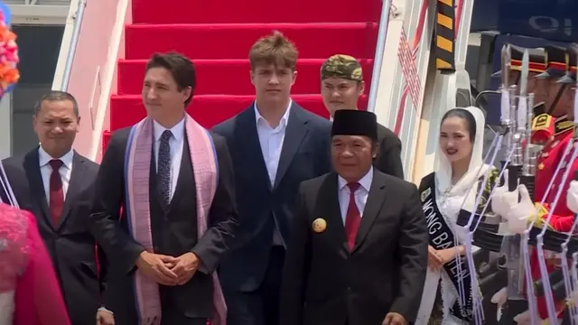 Saat Justin Trudeau dan Xavier Trudeau melihat tarian saat penyambutan keduanya di Bandara Soetta.