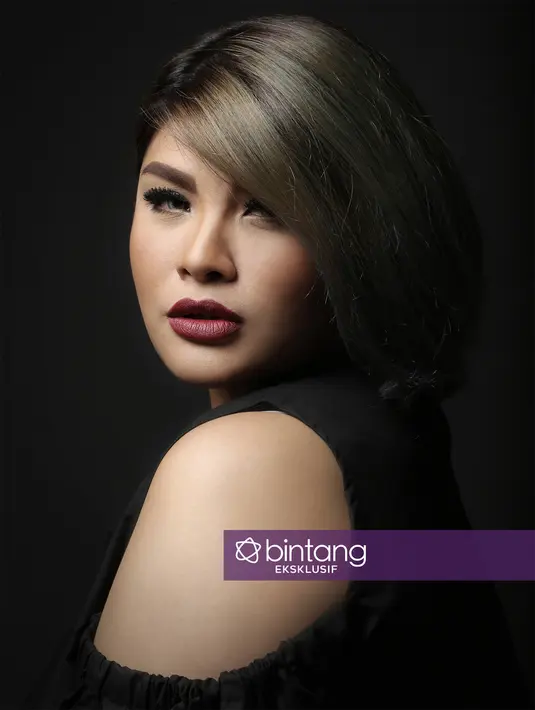 Bersyukur saat proses penggarapan single tersebut tidak menemui kesulitan. Ia menambahkan bahwa proses penggarapannya juga seru. Termasuk bongkar pasang liriknya, yang dibantu produser sekaligus manajernya. (Bambang E. Ros/Bintang.com)