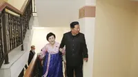 Pink Lady alias Ri Chun Hi dari Korea Utara (Korut) saat mengunjungi rumah baru.(AP)