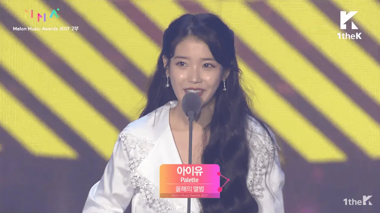 IU dalam Melon Music Awards (MMA 2017) (Soompi)