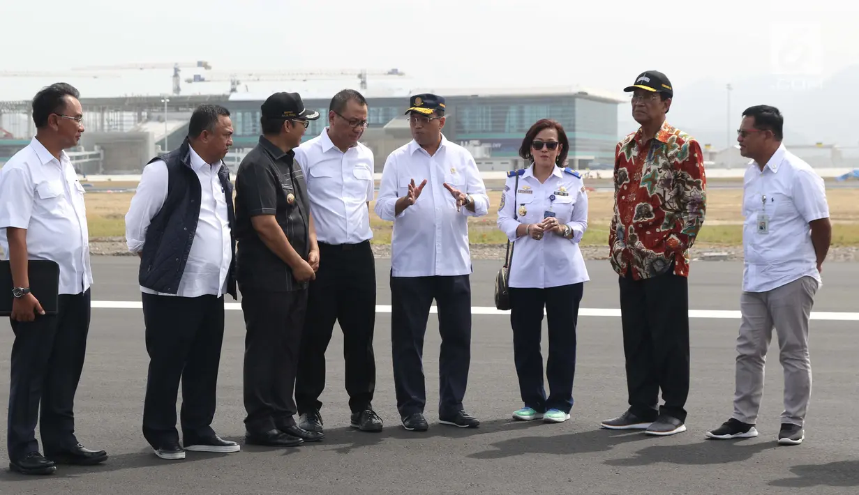 Menhub, Budi Karya Sumadi (kelima kiri) saat meninjau Bandara Internasional Yogyakarta, Kulon Progo, Rabu (24/4). Progres pembangunan Bandara Internasional Yogyakarta hampir 100 persen, sementara progres pembangunan keseluruhannya termasuk domestik mencapai 47 persen. (Liputan6.com/Helmi Fithriansya