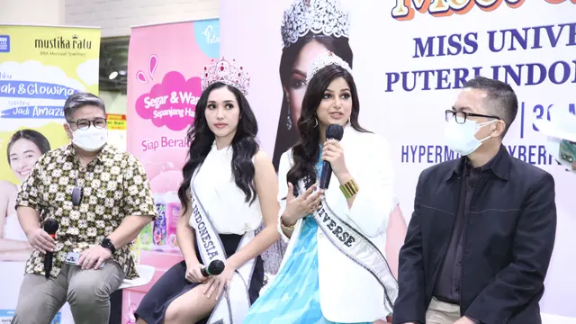 Puteri Indonesia, Laksmi Shari De Neefe Suardana dan Miss Universe 2021, Harnaaz Sandhu mengunjungi Hypermart Cyberpark, Lippo Karawaci, Tangerang, Senin (30/5).