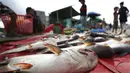 Pedagang menjual ikan di sepanjang trotoar dekat desa Prek Pnov di Phnom Penh, Kamboja, Kamis (5/8/2021). Prek Pnov terkenal dengan peternakan ikannya dan memasok banyak pasar di Phnom Penh. (AP Photo/Heng Sinith)