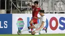 Pemain tengah timnas Indonesia U-20, M Dzaki Asraf Huwaidi (kiri) berebut bola dengan Adam Peter Supyk (Selandia Baru) pada turnamen mini International Friendly Match di Stadion Utama Gelora Bung Karno, Minggu (19/2/2023). Timnas Indonesia U-20 menelan kekalahan di hadapan suporter sendiri pada laga kedua di turnamen mini jelang Piala Asia U-20 2023 dari Selandia Baru dengan skor 1-2. (Liputan6.com/Herman Zakharia)