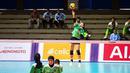 Pemain Timnas Bola Voli Putri Indonesia, Ratri Wulandari melakukan servis pada laga lanjutan Grup A Bola Voli Putri SEA Games 2023 melawan Myanmar di Olympic Complex Indoor Stadium, Phnom Penh, Kamboja, Kamis (11/5/2023). Ratri berhasil mencetak total 19 poin, dimana sebanyak 13 angkanya ditorehkan melalui situasi bola servis. (Bola.com/Abdul Aziz)